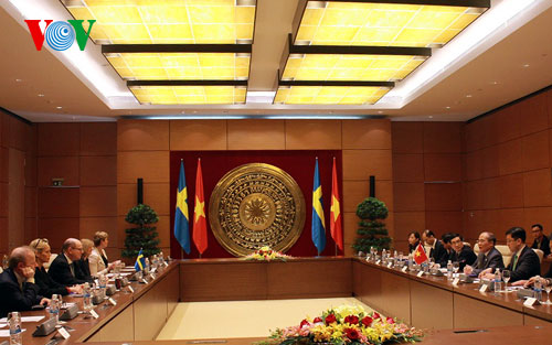 Parlamentspräsident Nguyen Sinh Hung empfängt Parlamentspräsident Schwedens