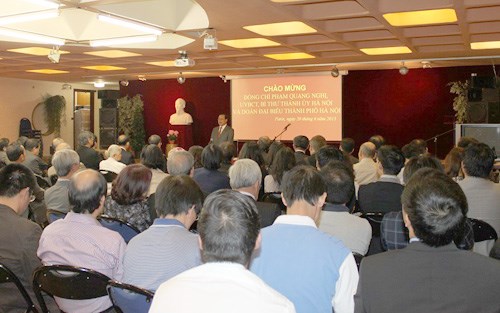 Parteisekretär der Stadt Hanoi Pham Quang Nghi trifft Auslandsvietnamesen in Frankreich