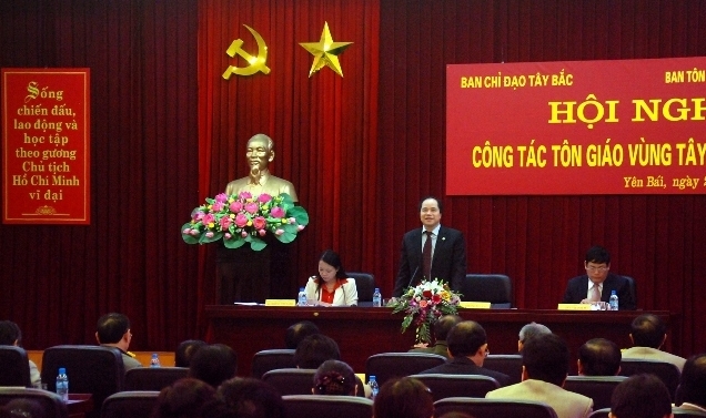 Der Nordwesten setzt die Anordnung über die Arbeit für Protestanten um