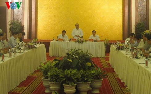 Vizepremierminister Nguyen Xuan Phuc tagt mit Behörde in Provinz Quang Ninh