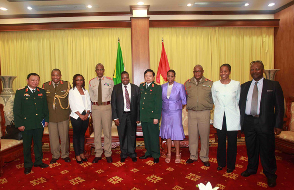 Verteidigungsminister Phung Quang Thanh trifft südafrikanischen Staatssekretär für Verteidigung