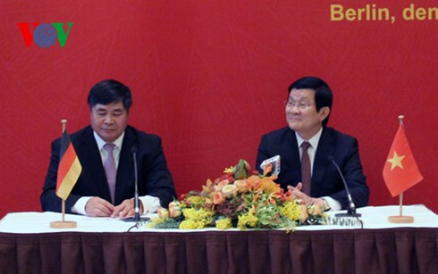 Staatspräsident Truong Tan Sang trifft Vertreter der vietnamesischen Gemeinschaft in Deutschland