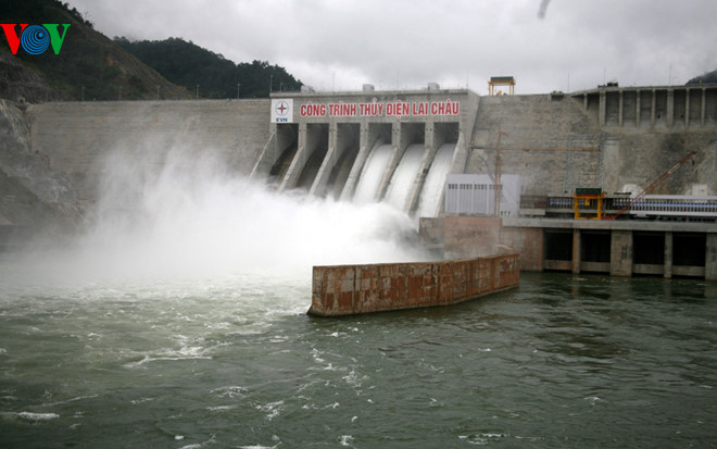 Premierminister bei der Inbetriebnahme des Generators Nr. 1 des Wasserkraftwerks Lai Chau