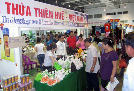 Fast 100 Firmen nehmen an der Vietnam-Laos-Handelsmesse 2015 teil