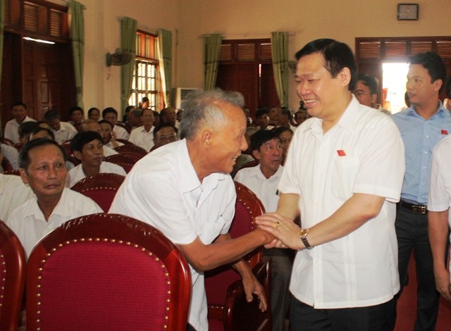 Vizepremierminister Vuong Dinh Hue trifft Wähler in Ha Tinh