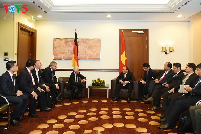 Premierminister Nguyen Xuan Phuc trifft einige Unternehmen in Berlin