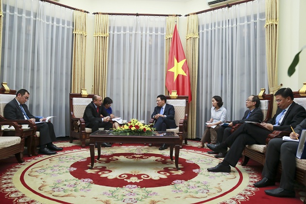 Vizepremierminister Pham Binh Minh empfängt den kasachischen Botschafter in Vietnam