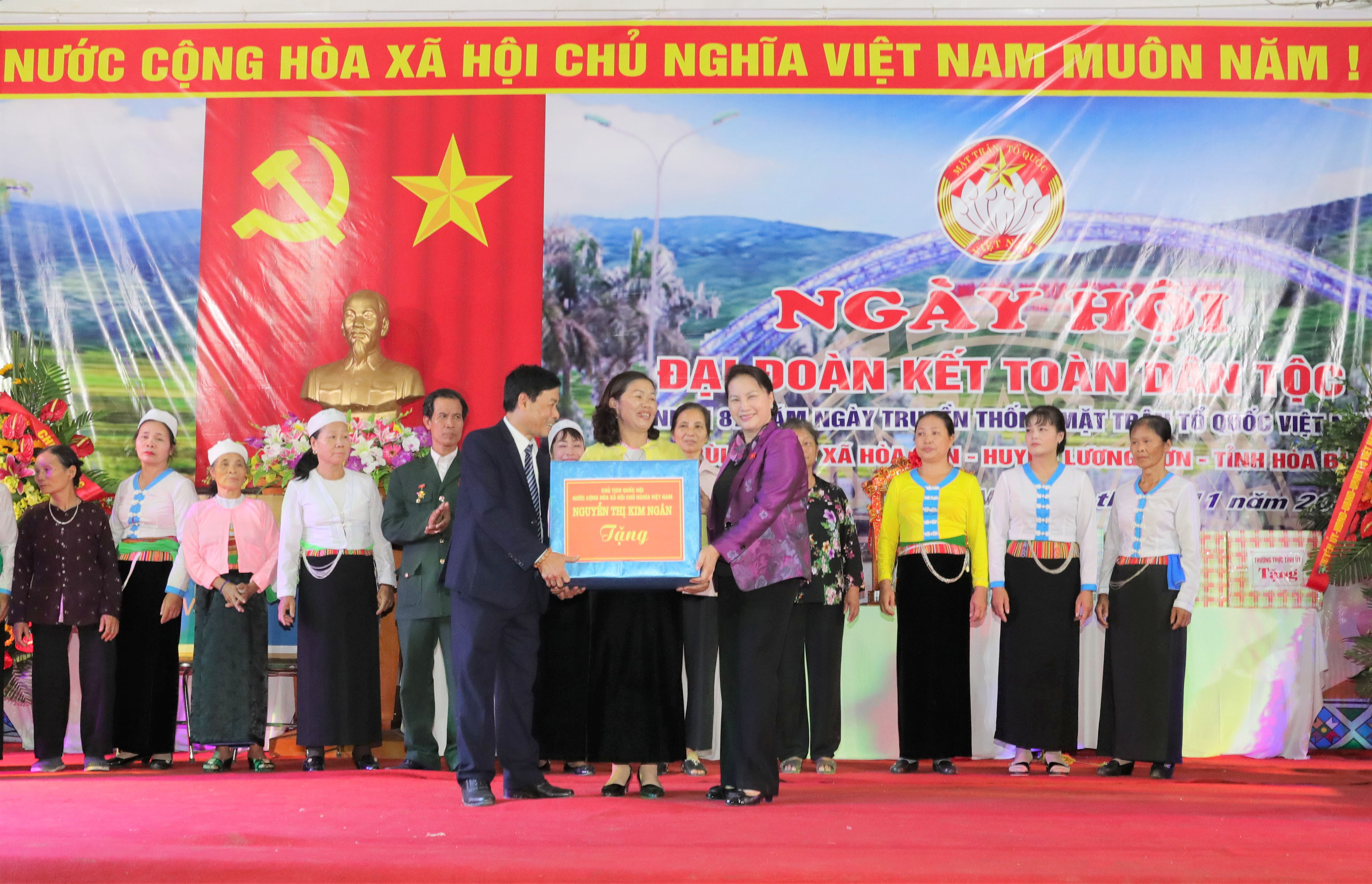Parlamentspräsidentin Nguyen Thi Kim Ngan zu Gast bei Festtag der Solidarität des Volkes in Hoa Binh