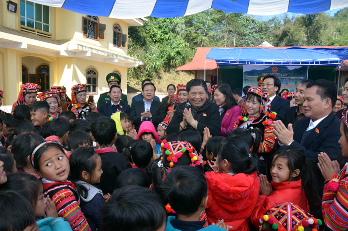 Vizeparlamentspräsidentin Tong Thi Phong besucht die Bewohner im Kreis Muong Nhe