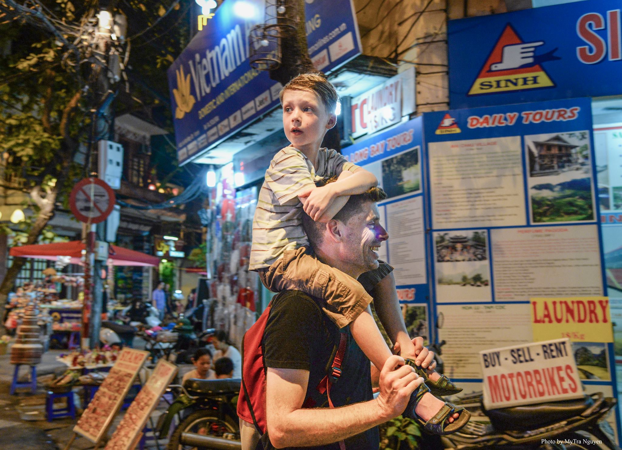 Ausländer in Vietnam freuen sich über die Stimmung des Neujahrsfestes Tet