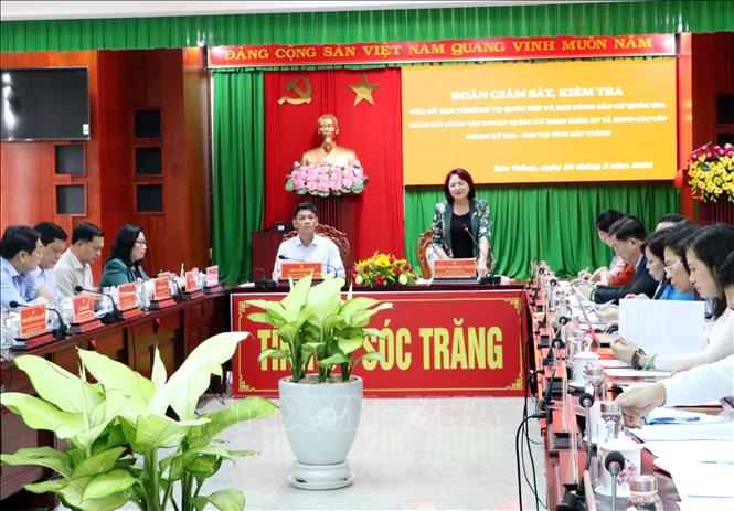 Vizestaatspräsidentin Dang Thi Ngoc Thinh überprüft die Wahlarbeit in der  Provinz Soc Trang