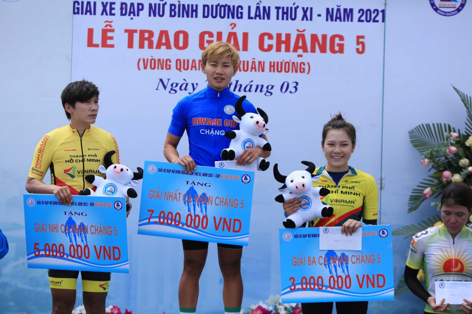 Radrennmeisterin Nguyen Thi That gewinnt blaues Trikot des Frauen-Radrennens Binh Duong