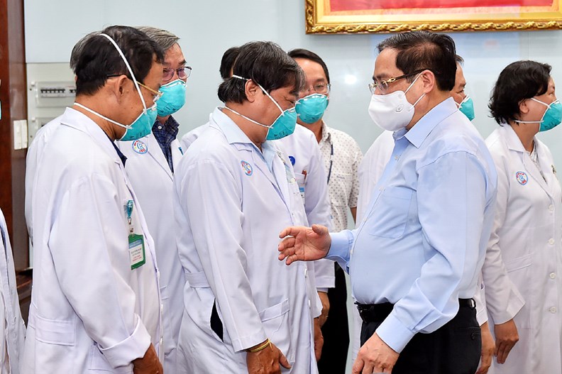 Premierminister Pham Minh Chinh überreicht Urkunde an Mitarbeiter des Gesundheitsministeriums
