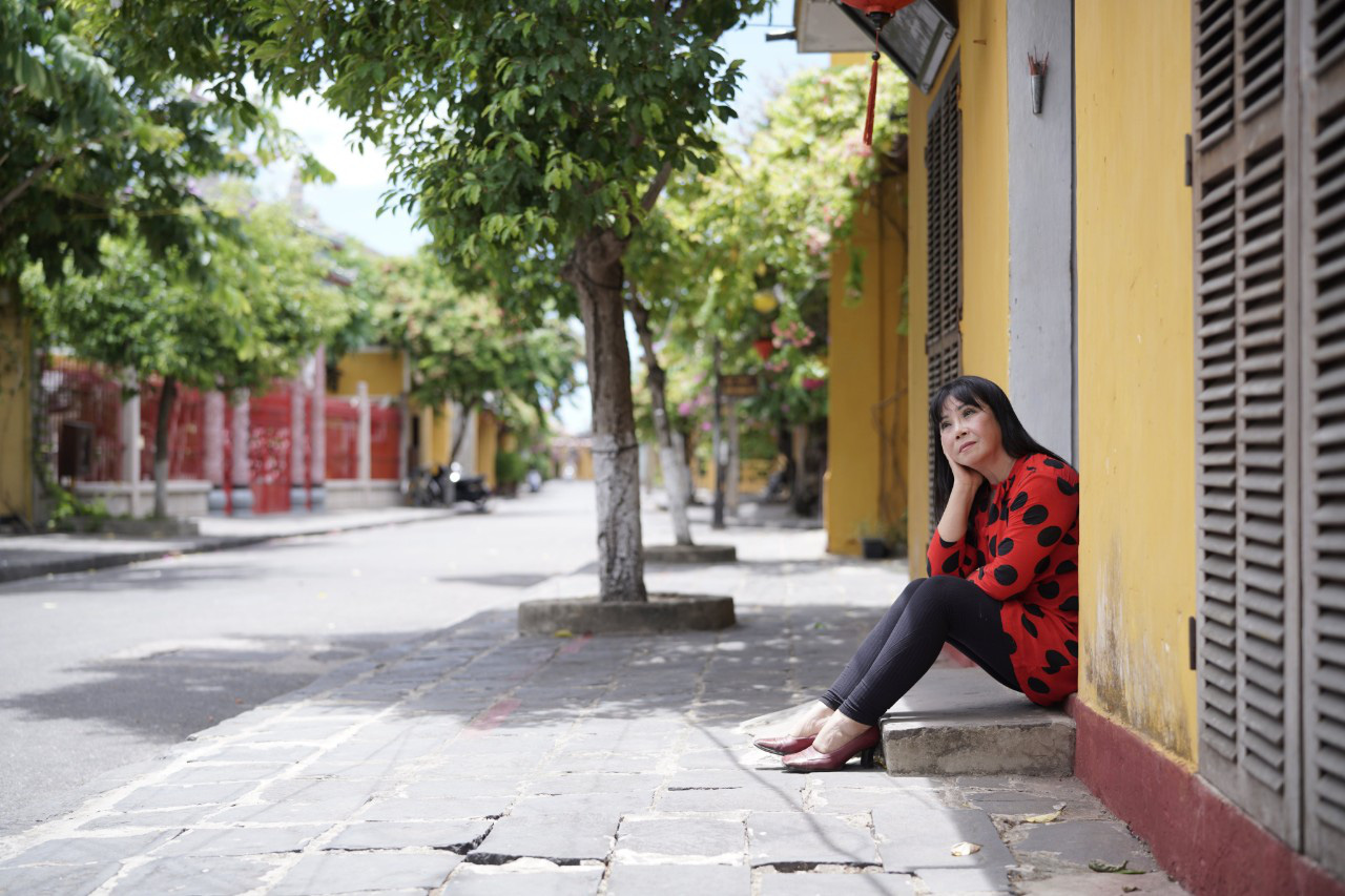 Sängerin Anh Tuyet stellt das MV „Senden nach Süden” vor