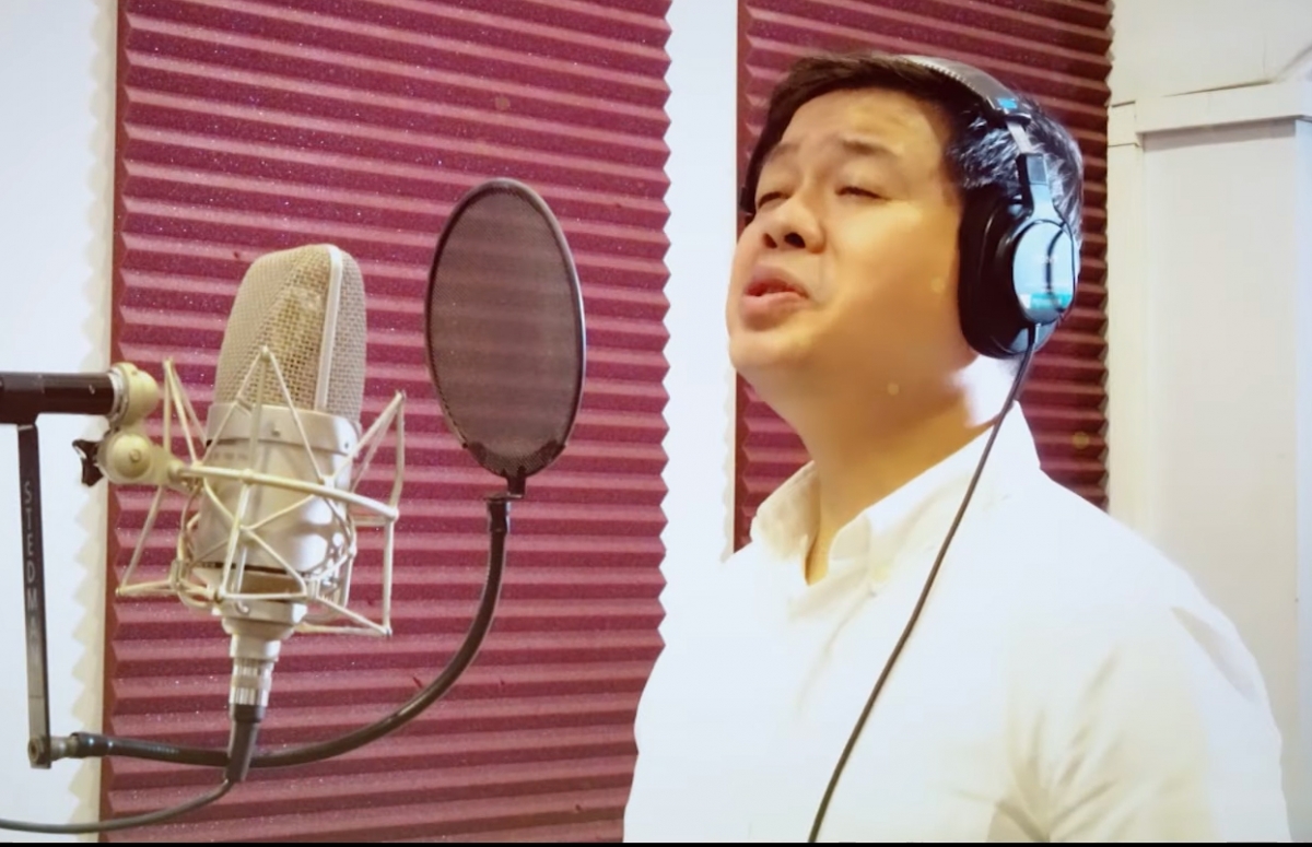 Sänger Dang Duong ermutigt den Geist der Covid-19-Bekämpfung durch das Lied “Warten auf Siegestag”