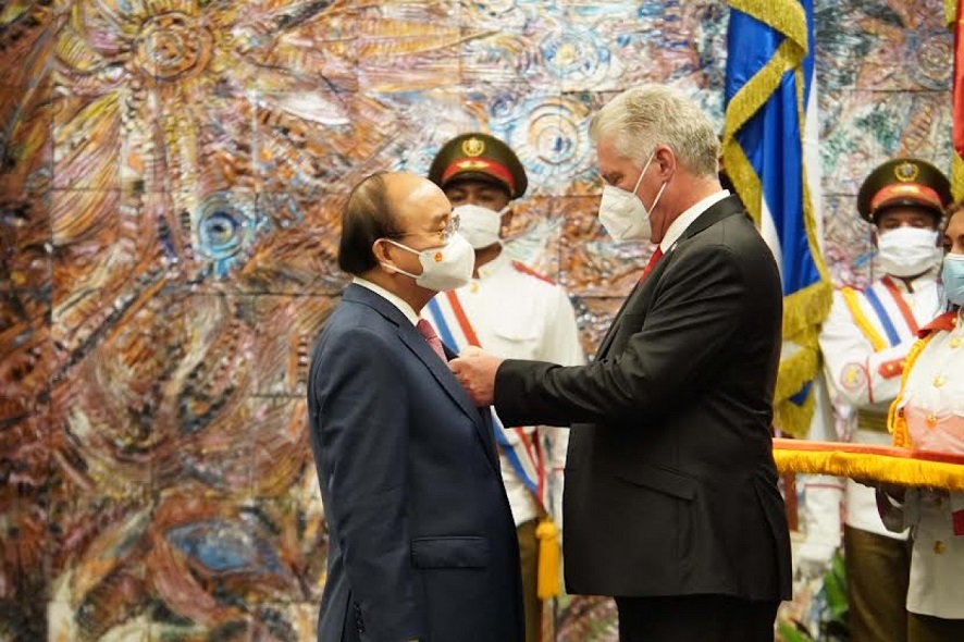 Kubas Staatspräsident überreicht dem Staatspräsidenten Nguyen Xuan Phuc den Jose Marti-Orden