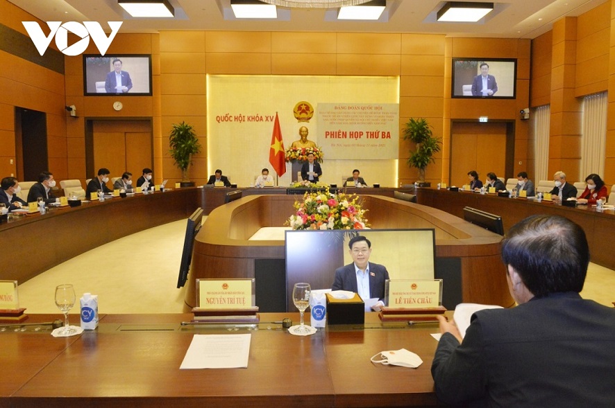 Parlamentspräsident Vuong Dinh Hue leitet Sitzung über Mechanismus zum Verfassungsschutz