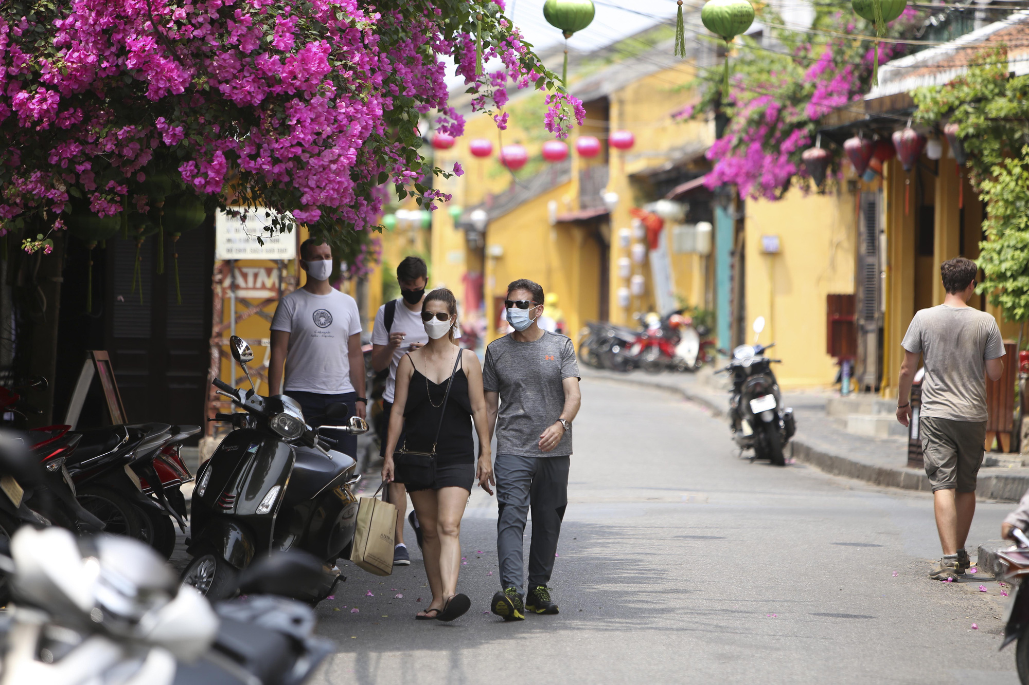Provinz Quang Nam wird zwei US-Touristendelegationen empfangen