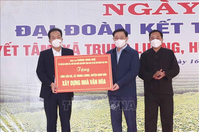 Parlamentspräsident Vuong Dinh Hue nimmt am Tag der nationalen Solidarität in Provinz Thai Nguyen teil