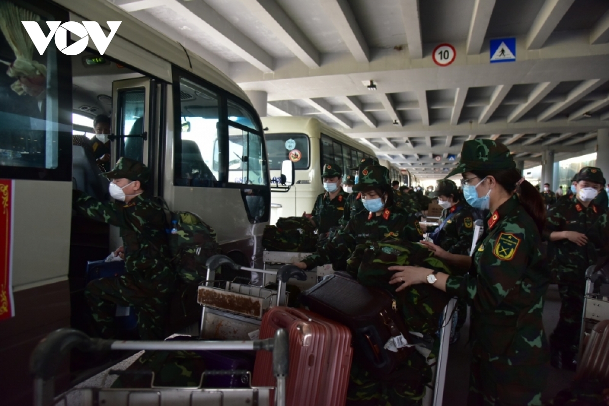 Beamte und Studenten der Militärmedizin setzen sich in Covid-19-Bekämpfung in Provinzen im Mekong-Delta ein