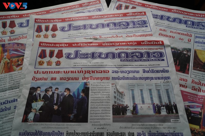 Laotische Zeitungen berichten über den Vietnambesuch des Parlamentspräsidenten