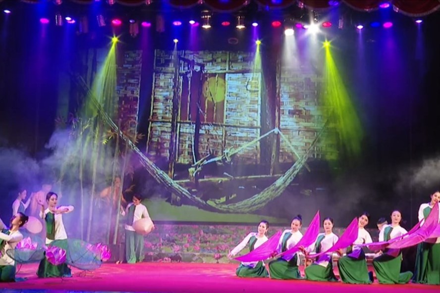 Nghe An veranstaltet Kunstprogramm „Heimat im Herzen des Präsidenten Ho Chi Minh“