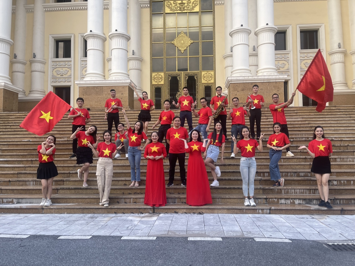 Komponist Ta Duy Tuan stellt MV „Vietnam am neuen sonnigen Tag” zum Gründungstag der Volksarmee vor