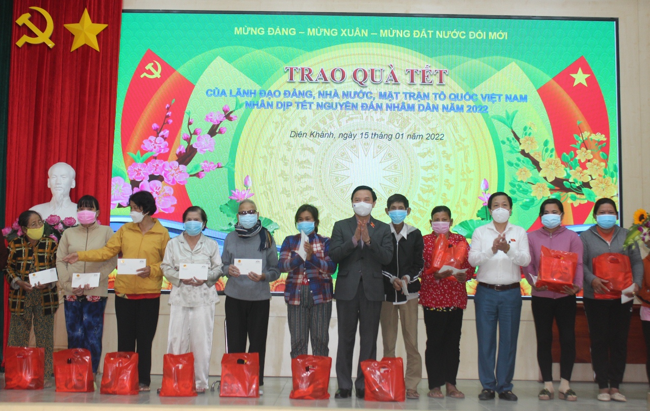 Vizeparlamentspräsident Nguyen Khac Dinh überreicht Neujahrsgeschenke an arme Familien in Khanh Hoa