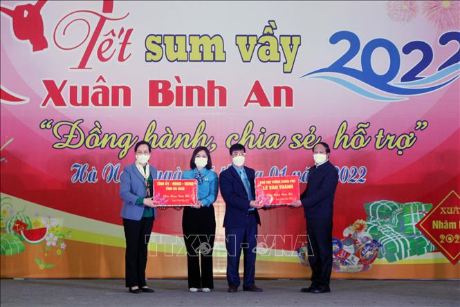 Vizepremierminister Le Van Thanh zu Gast beim Programm „Gemütliches Tetfest – Friedlicher Frühling” in Ha Nam
