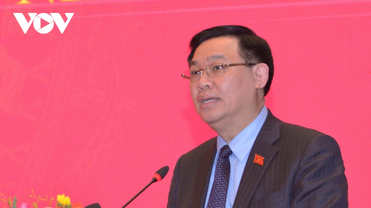 Parlamentspräsident Vuong Dinh Hue trifft ehemalige Leiter des Parlaments