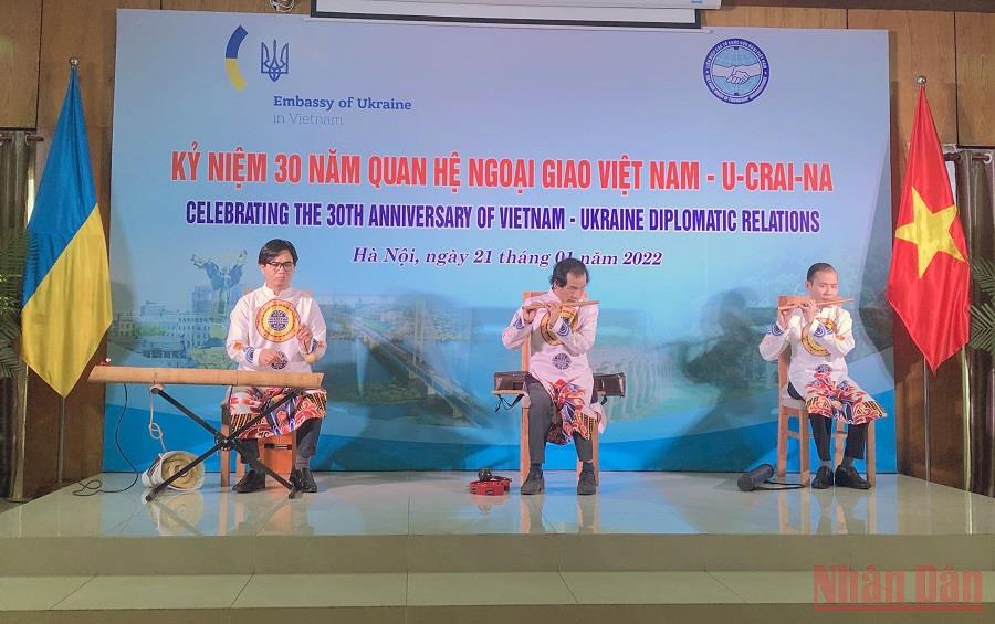 Feier zum 30. Jubiläum der Aufnahme diplomatischer Beziehungen zwischen Vietnam und Ukraine