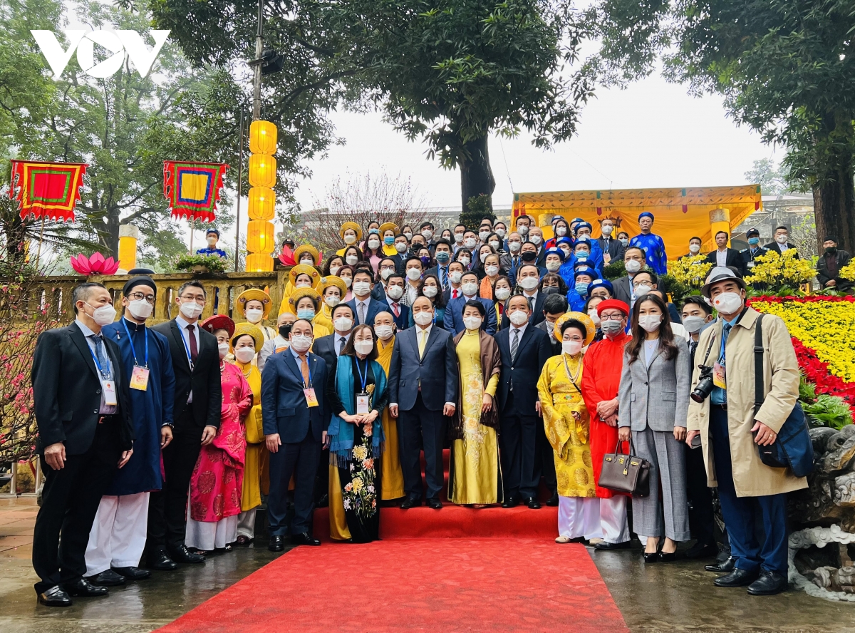 Staatspräsident und Auslandsvietnamesen zünden Räucherstäbchen in Thang Long-Zitadelle an