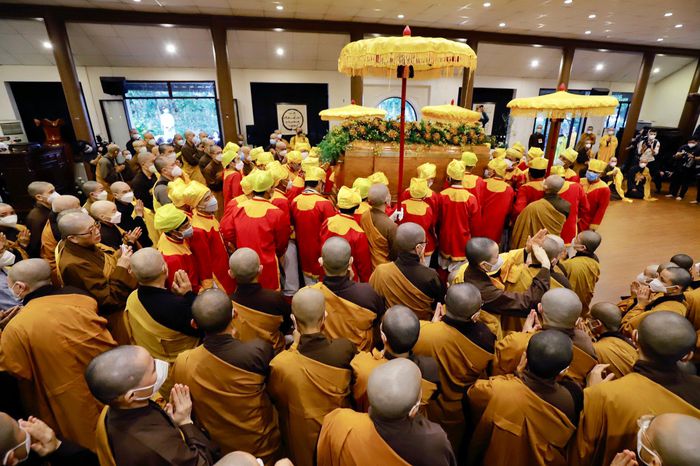 Parade von tausenden Buddhisten zur Verabschiedung des Zen-Meisters Thich Nhat Hanh