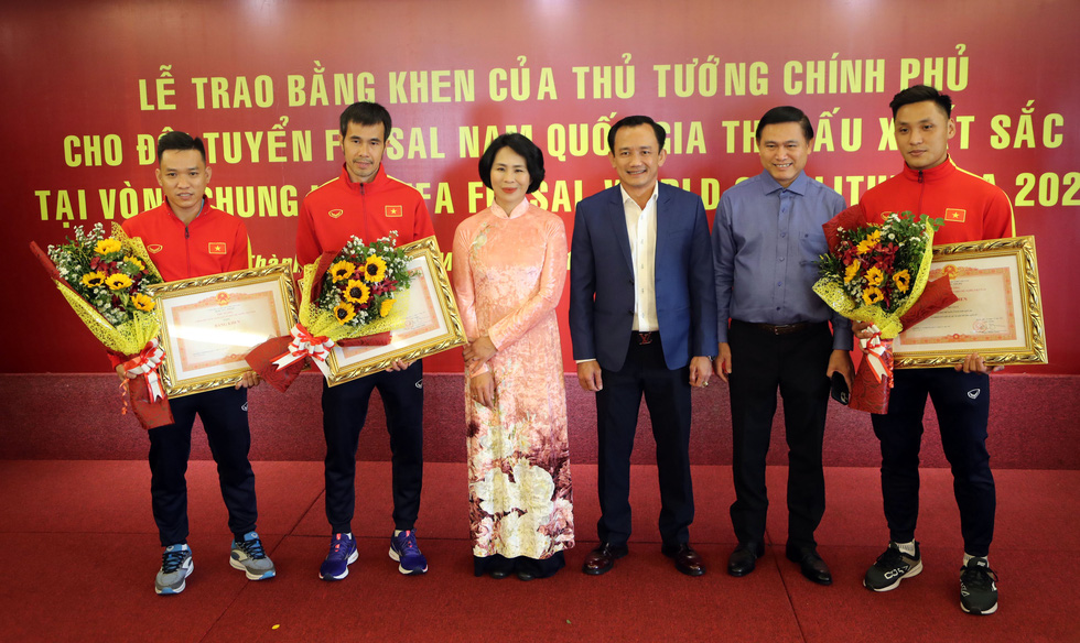Vietnamesische Futsal-Nationalmannschaft erhält Loburkunde des Premierministers