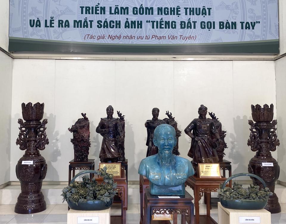 Vorstellung der Ausstellung „Kunstkeramik” des Künstlers Pham Van Tuyen