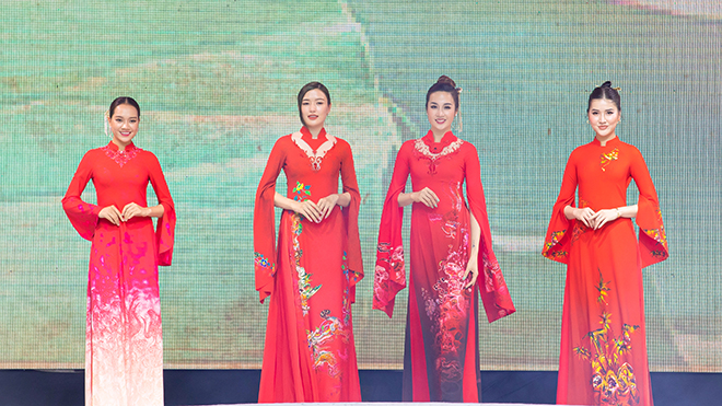 Lebendige vietnamesische Keramik auf Ao dai der Designerin Vu Thao Giang