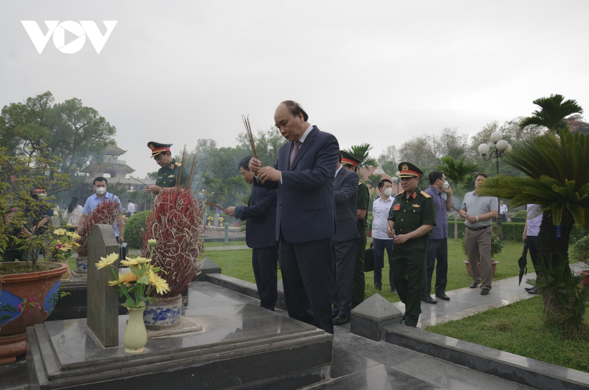 Staatspräsident Nguyen Xuan Phuc zündet Räucherstäbchen zum Gedenken an gefallene Soldaten im Nationalfriedhof A1 an