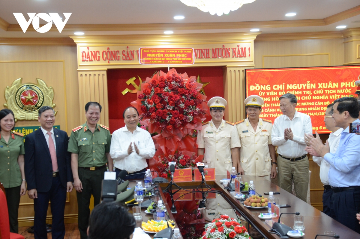 Staatspräsident Nguyen Xuan Phuc besucht Bewachungsabteilung in Zentralvietnam