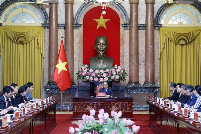 Staatspräsident Nguyen Xuan Phuc empfängt den laotischen Minister, Leiter des Staatspräsidentenbüros