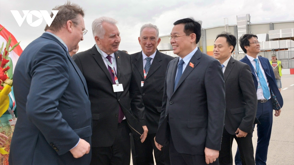 Parlamentspräsident Vuong Dinh Hue beginnt seinen Besuch in Ungarn