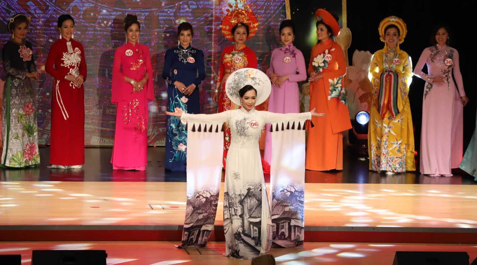 Ao Dai-Wettbewerb für Gattinnen der vietnamesischen Botschafter in Europa 2022