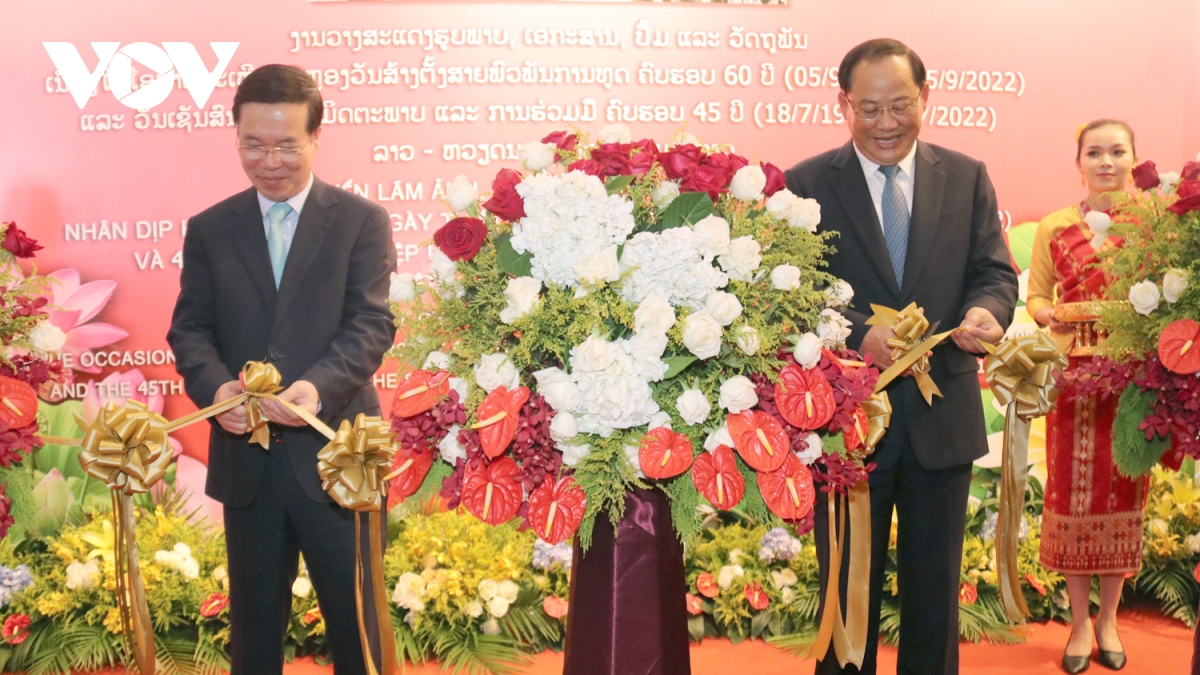 Fotoausstellung über Zusammenarbeit zwischen Vietnam und Laos in Vientiane