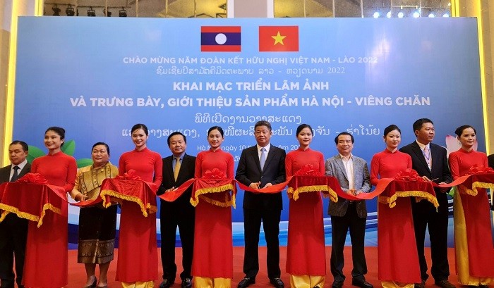 Eröffnung der Fotoausstellung und Vorstellung von Produkten zwischen Hanoi und Vientiane