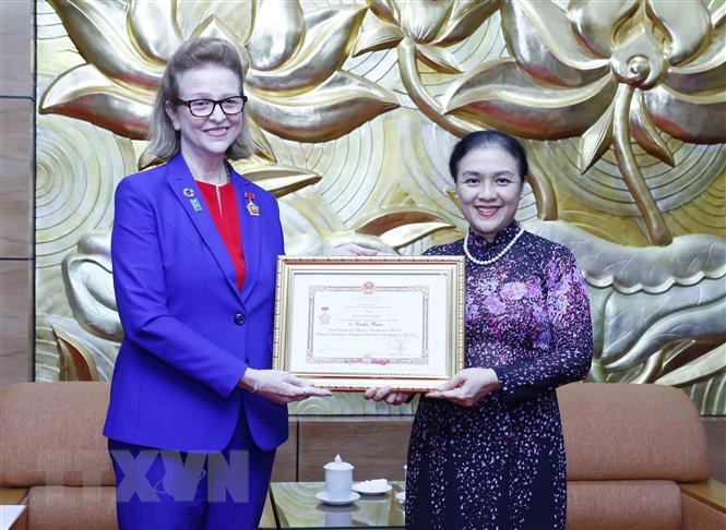 Verleihung des Erinnerungsordens „Für Frieden und Freundschaft zwischen den Völkern” an UNDP-Leiterin in Vietnam