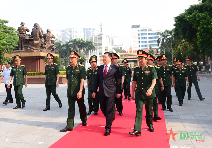 Parlamentspräsident Vuong Dinh Hue nimmt an der Zeremonie zum Schuljahresbeginn der Verteidigungsakademie teil