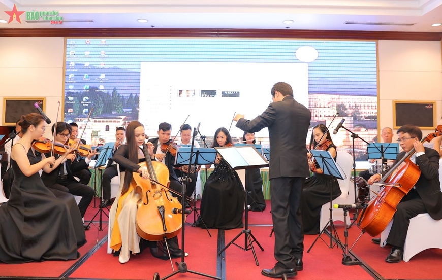 Rumänienisches Sinfonieorchester tritt mit vietnamesischen Künstlern auf