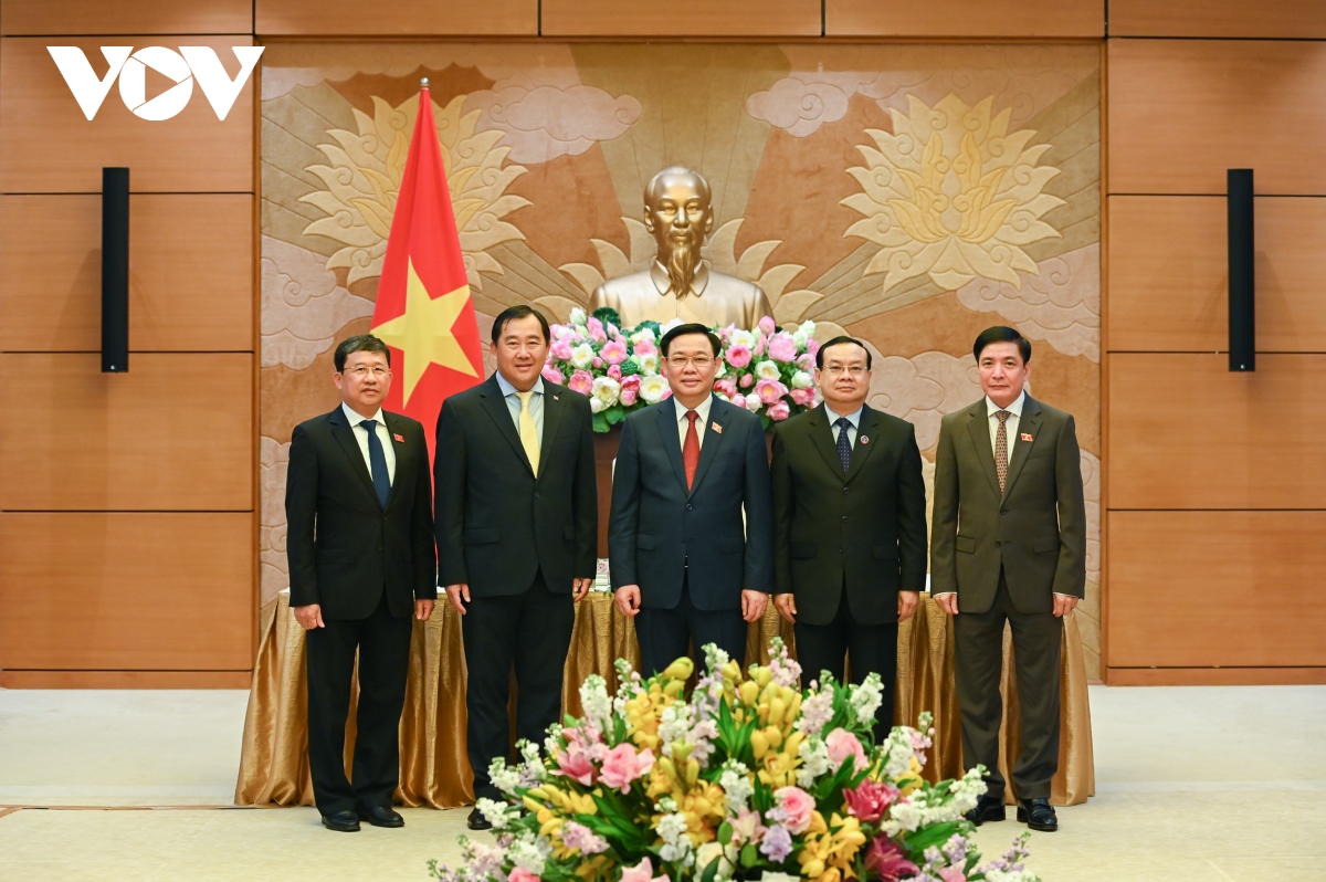 Parlamentspräsident empfängt Vorsitzenden der Außenausschüsse der Parlamente Laos und Kambodschas