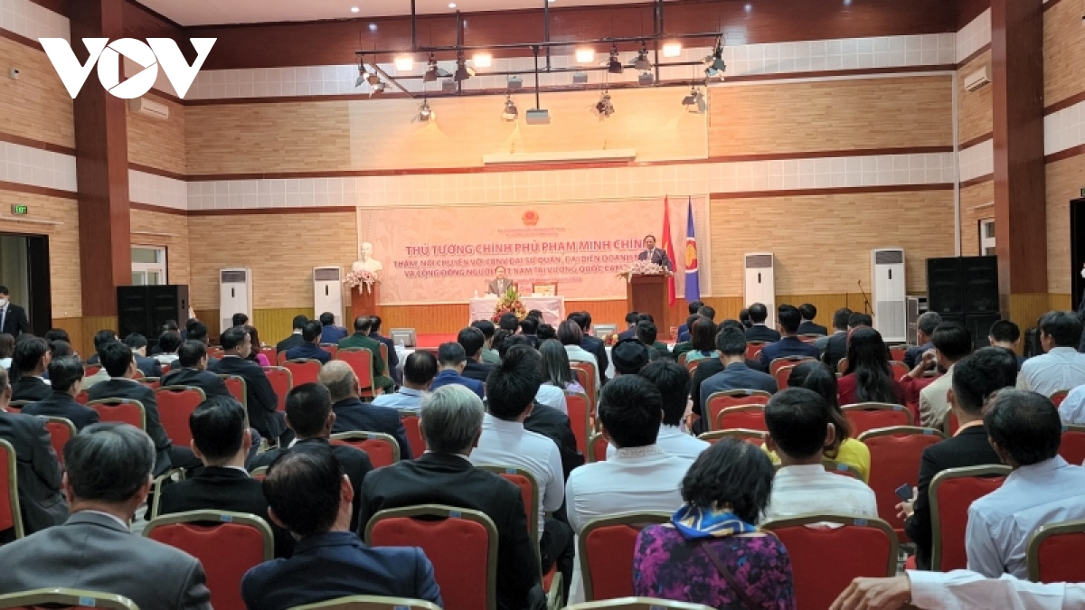 Premierminister Pham Minh Chinh trifft Mitarbeiter der vietnamesischen Botschaft in Kambodscha