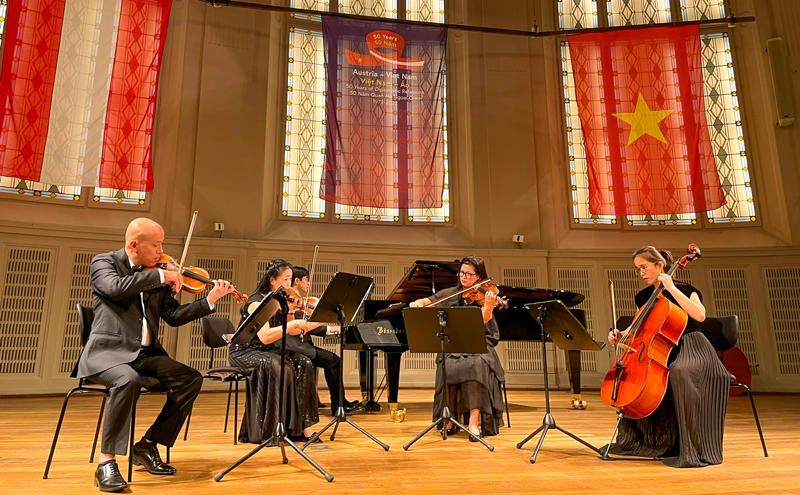 Konzert zum 50. Jubiläum der Aufnahme diplomatischer Beziehungen zwischen Vietnam und Österreich
