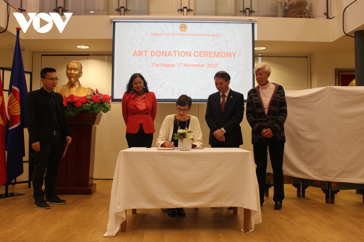 Ehemalige niederländische Diplomatin schenkt Vietnam zwei Lackgemälde des Malers Phung Pham